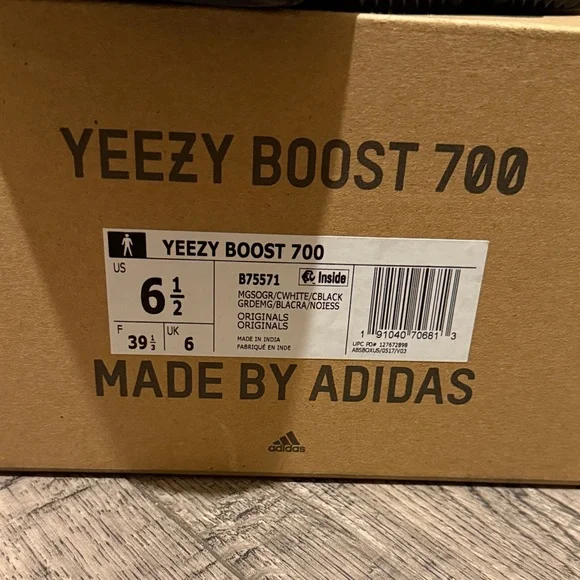 Yeezy Boost 700 - Picture 2 of 5